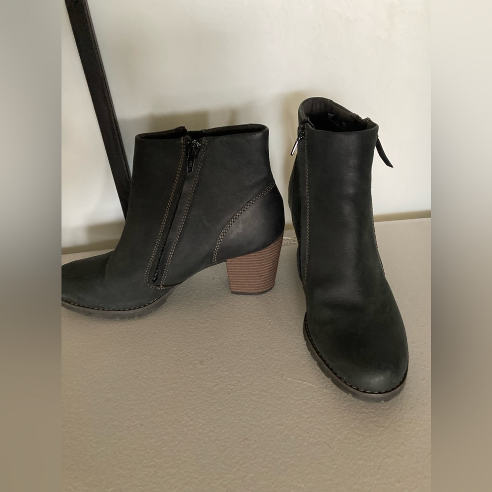 CLARKS bendable heeled and front zipper ankle boot